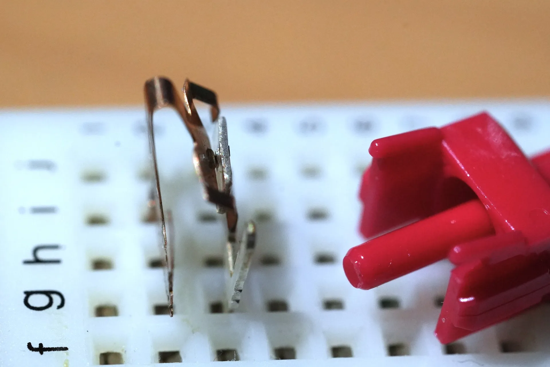 軸の部品が金属部品に触れず、左右の金属部品の接点が接触している。