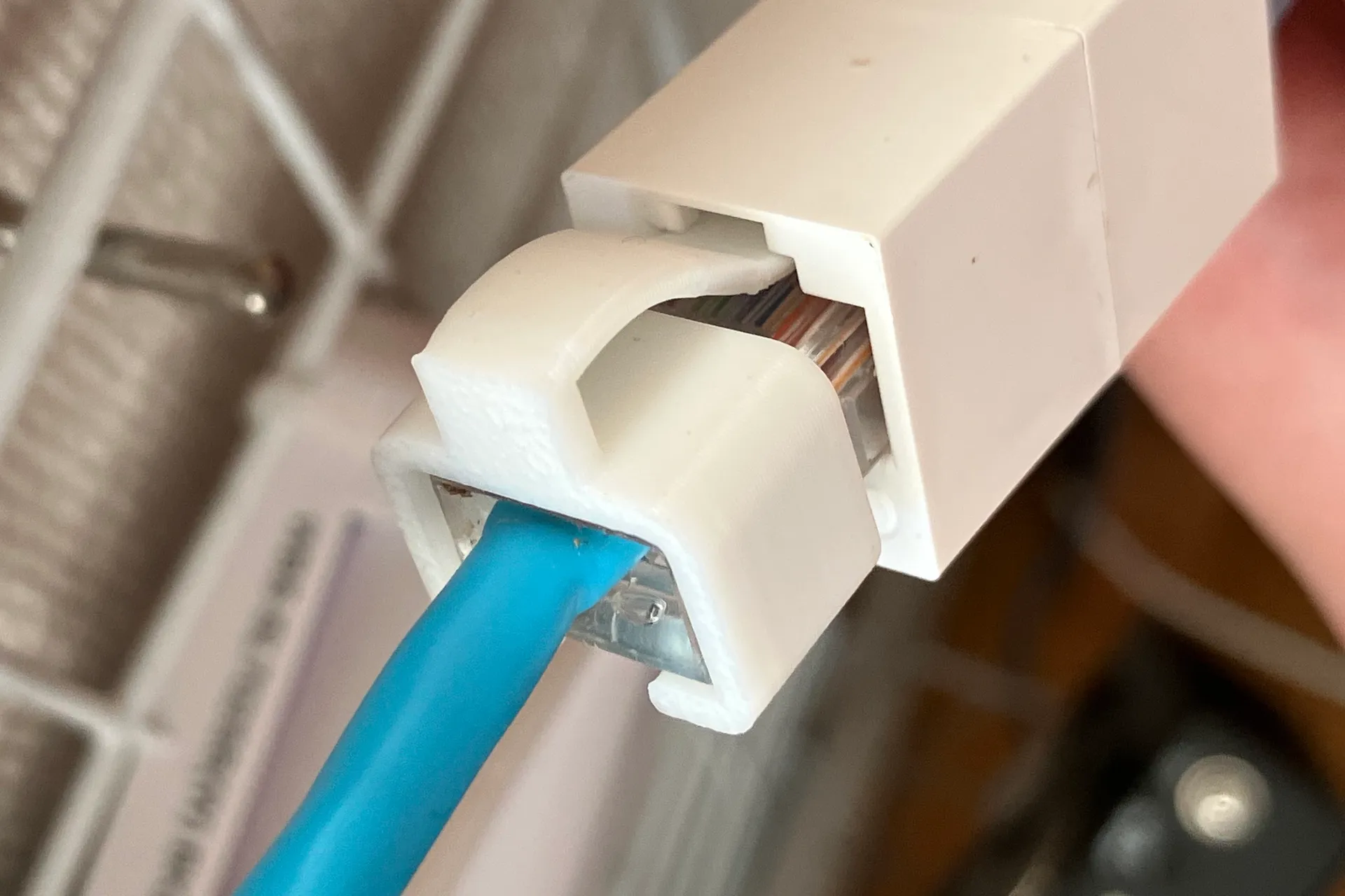 LANケーブルのツメ部分が印刷した部品で置き換えられている。