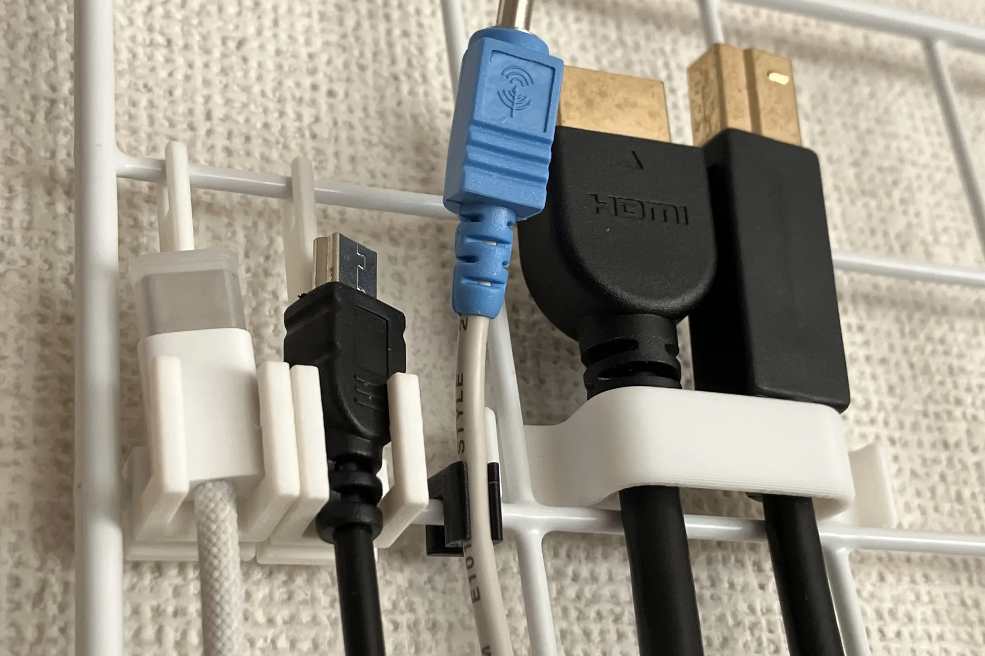 作成した部品を使用して網にケーブルが掛けられている。