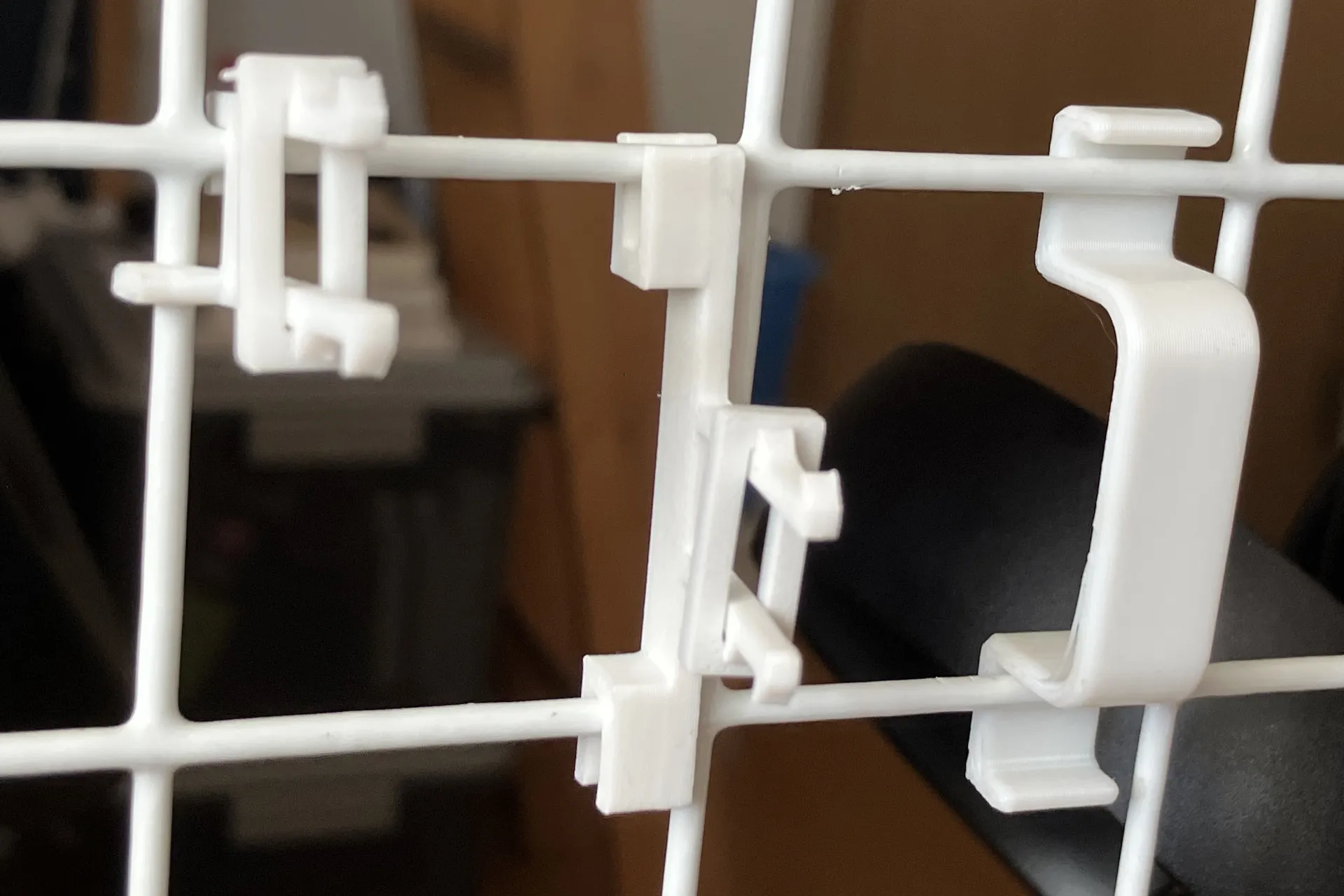 作成した部品が網にかかっている。