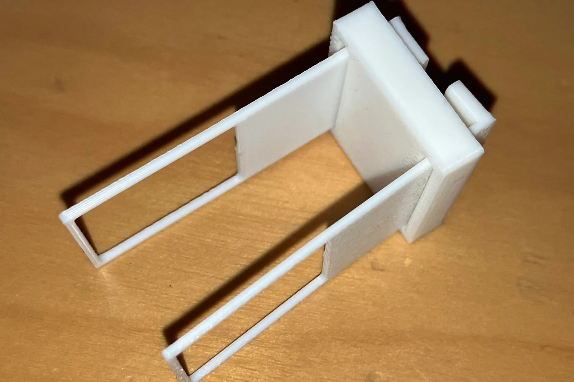 細く四角い輪の部品と、それらを平行に保持する部品とが組み合わさっている。