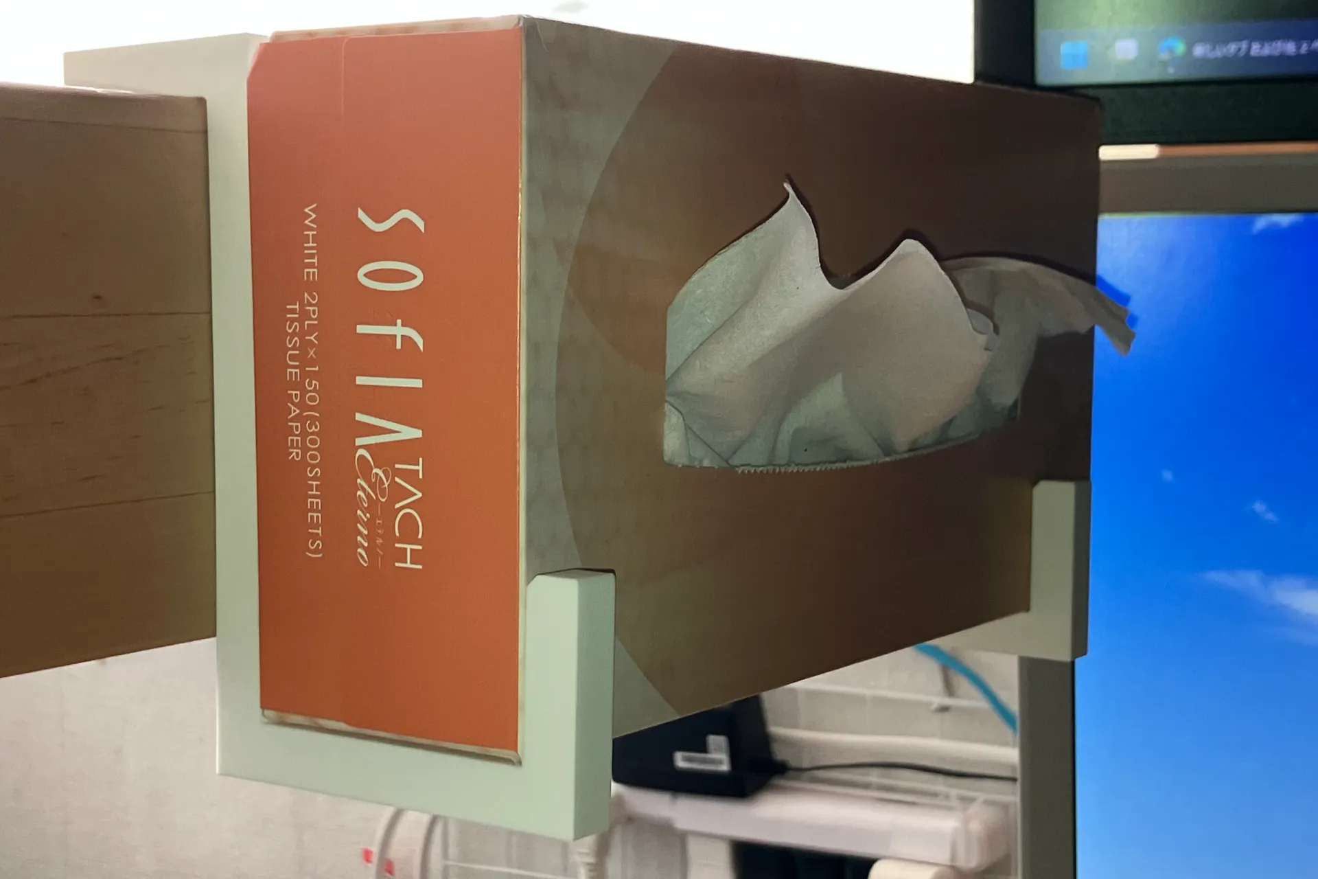 ベッドの梁にティッシュ箱が縦向きに吊るされている。