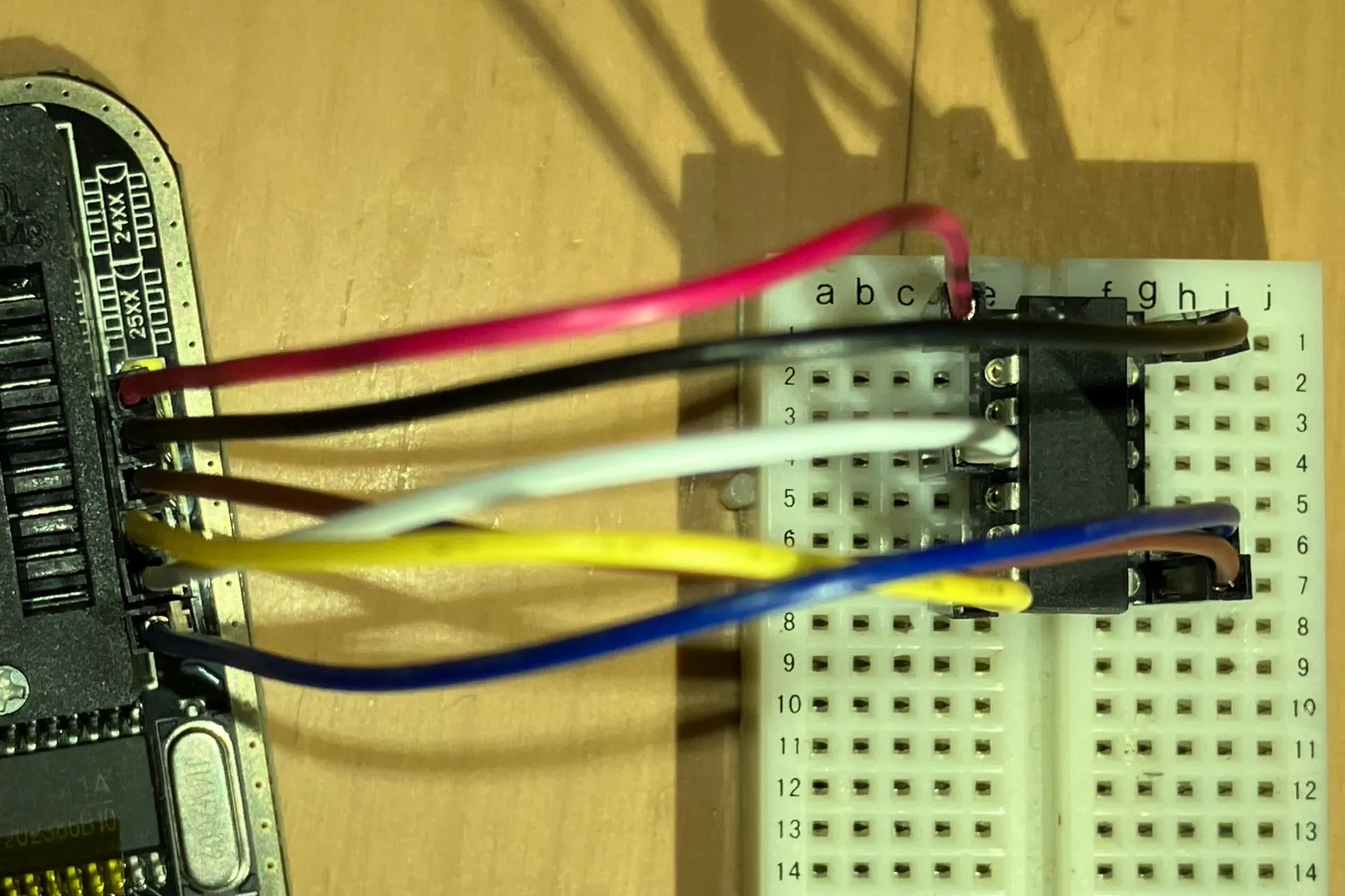ROM焼き器のUSB端子側から見て右側のSPIピンヘッダからATtiny44へ6本のジャンパ線が接続されている。