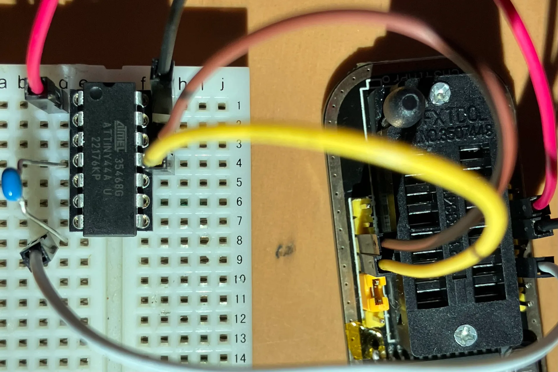 ROM焼き器のUSB端子側から見て左側のピンヘッダからATtiny44へ2本のジャンパ線が、右側から3本が接続されている。