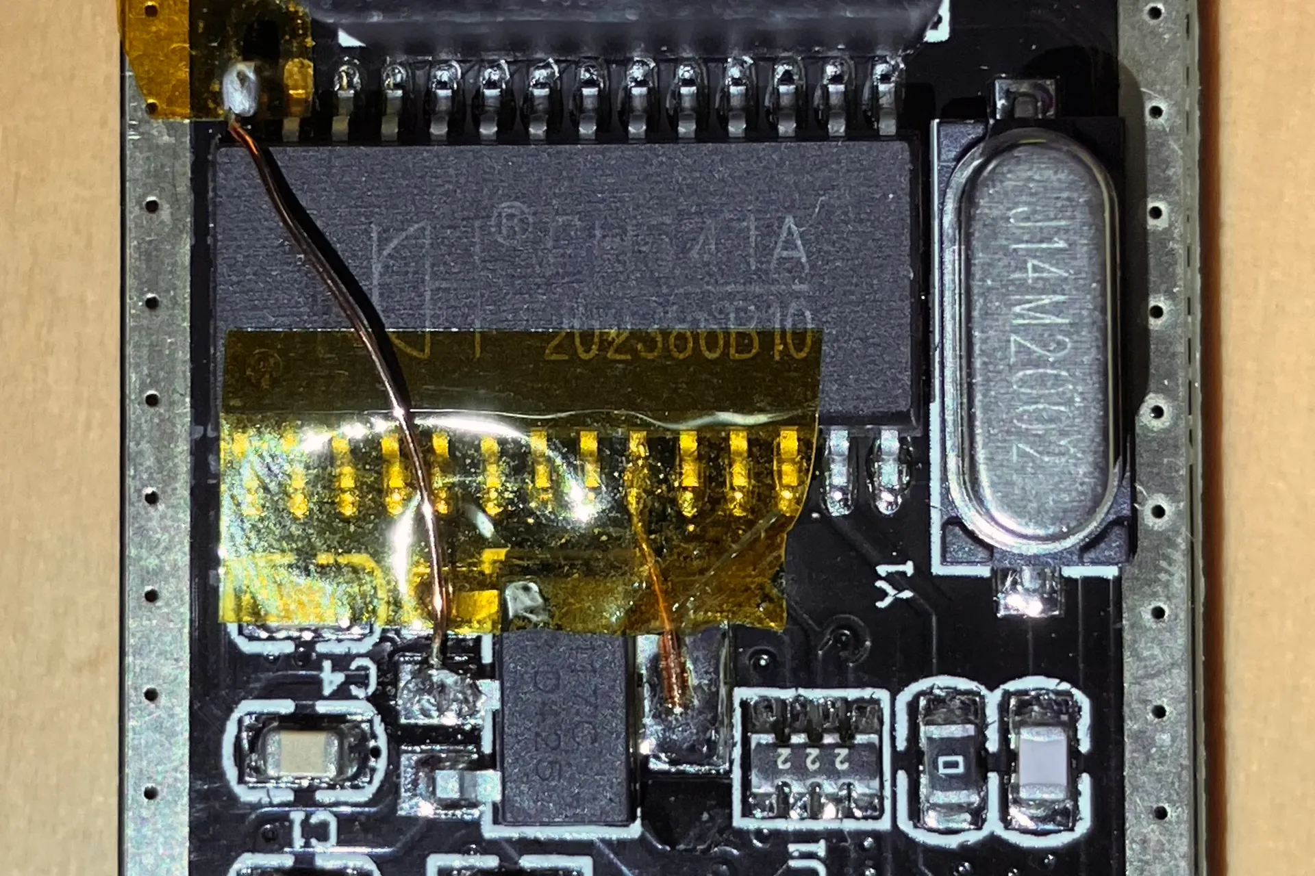 CH341Aの28番ピンが基板から剥がされ、エナメル線でLDOの2番ピンに接続されている。CH341Aの9番ピンもエナメル線でLDOのタブ部分に接続されている。